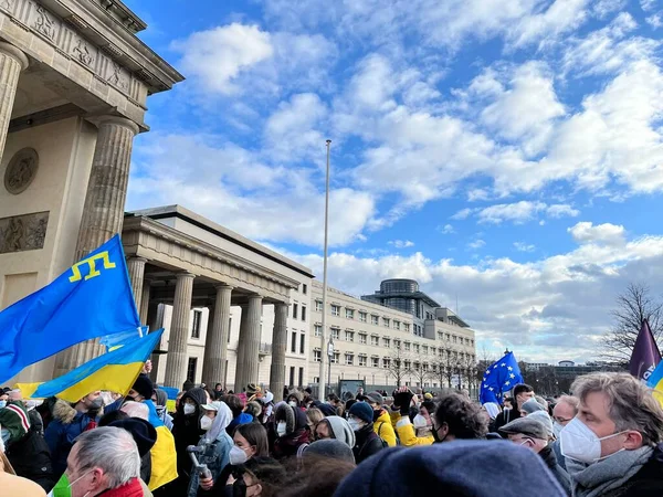 Deutschland Berlin 2022 Menschen Protestieren Gegen Russlands Einmarsch Der Ukraine — kostenloses Stockfoto