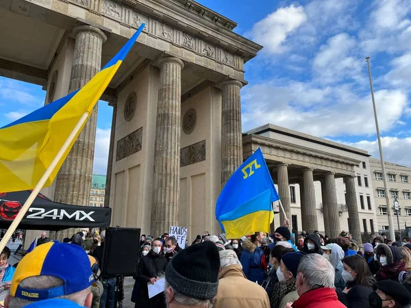 Tyskland Berlin 2022 Folk Protesterar Mot Rysslands Invasion Ukraina — Gratis stockfoto