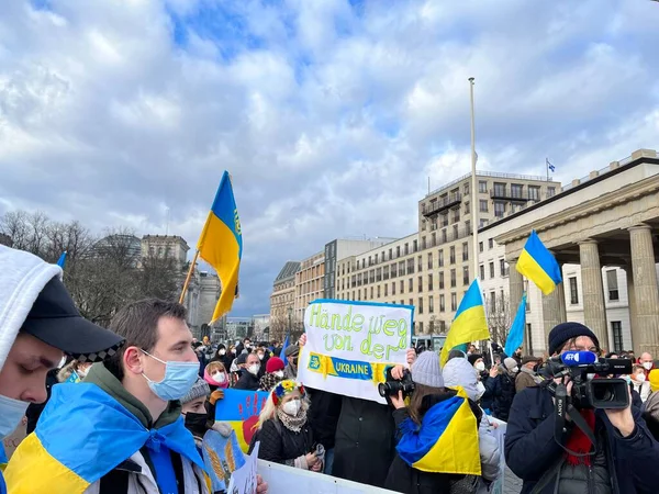Germania Berlin 2022 Oameni Care Protestează Împotriva Invaziei Rusiei Ucraina — Fotografie de stoc gratuită