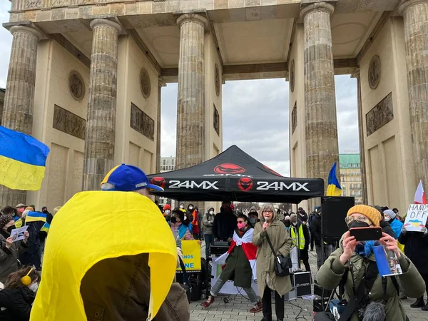 Tyskland Berlin 2022 Folk Protesterar Mot Rysslands Invasion Ukraina — Gratis stockfoto