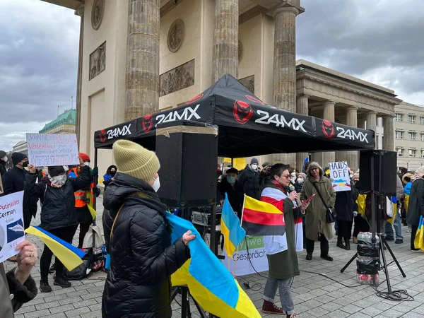 Tyskland Berlin 2022 Folk Protesterar Mot Rysslands Invasion Ukraina — Gratis stockfoto