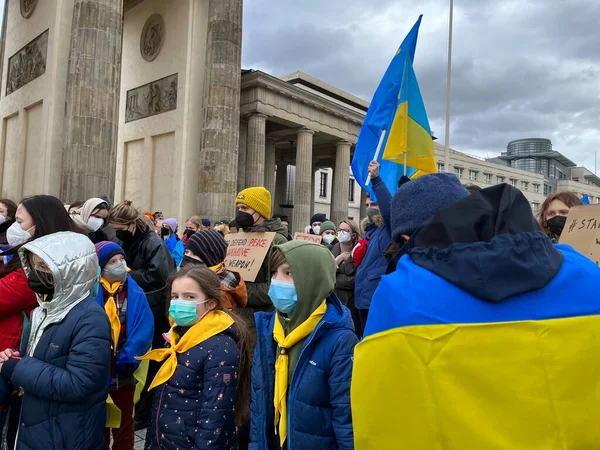 Niemcy Berlin 2022 Osoby Protestujące Przeciwko Inwazji Rosji Ukrainę — Darmowe zdjęcie stockowe