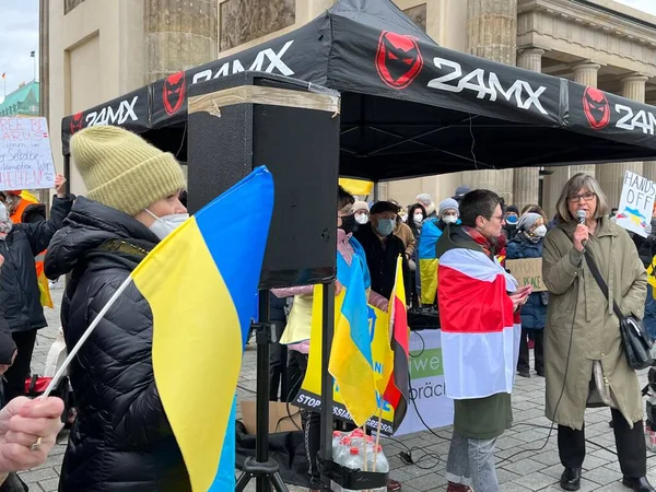 Tyskland Berlin 2022 Folk Protesterar Mot Rysslands Invasion Ukraina — Gratis stockfoto