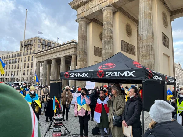 Tyskland Berlin 2022 Folk Protesterar Mot Rysslands Invasion Ukraina — Gratis stockfoto