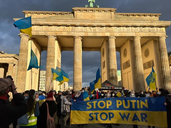 Almanya Berlin 2022 Rusya Nın Ukrayna Işgalini Protesto Eden Insanlar — Ücretsiz Stok Fotoğraf