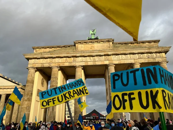 Niemcy Berlin 2022 Osoby Protestujące Przeciwko Inwazji Rosji Ukrainę — Darmowe zdjęcie stockowe