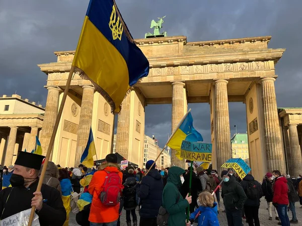 Německo Berlín 2022 Lidé Protestující Proti Ruské Invazi Ukrajinu — Stock fotografie zdarma