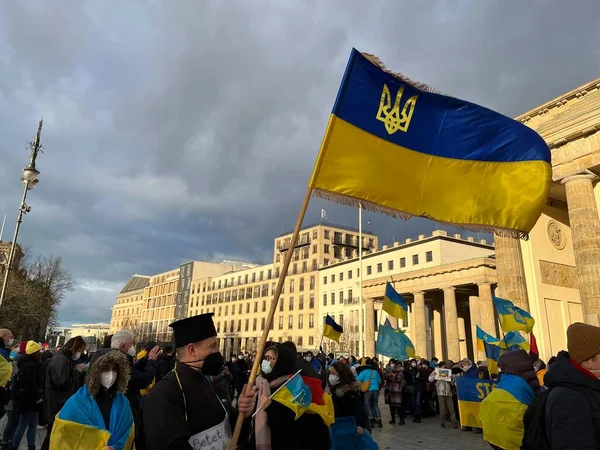 Németország Berlin 2022 Emberek Tiltakoznak Ukrajna Orosz Megszállása Ellen — ingyenes stock fotók