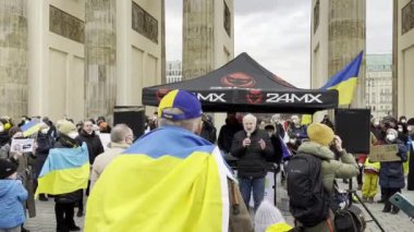 Almanya, Berlin 19 / 02 / 2022: Rusya 'nın Ukrayna' yı işgalini protesto eden insanlar.