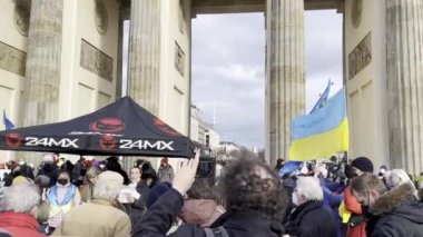 Almanya, Berlin 19 / 02 / 2022: Rusya 'nın Ukrayna' yı işgalini protesto eden insanlar.