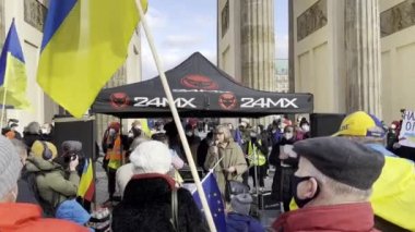 Almanya, Berlin 19 / 02 / 2022: Rusya 'nın Ukrayna' yı işgalini protesto eden insanlar.