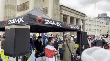 Almanya, Berlin 19 / 02 / 2022: Rusya 'nın Ukrayna' yı işgalini protesto eden insanlar.