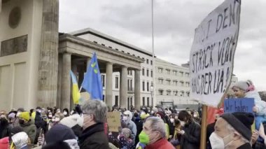 Almanya, Berlin 19 / 02 / 2022: Rusya 'nın Ukrayna' yı işgalini protesto eden insanlar.