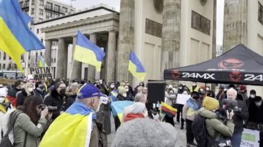 Almanya, Berlin 19 / 02 / 2022: Rusya 'nın Ukrayna' yı işgalini protesto eden insanlar.
