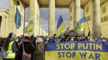 Almanya, Berlin 19 / 02 / 2022: Rusya 'nın Ukrayna' yı işgalini protesto eden insanlar.
