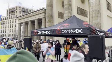 Almanya, Berlin 19 / 02 / 2022: Rusya 'nın Ukrayna' yı işgalini protesto eden insanlar.