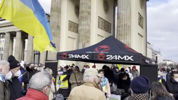 Almanya Berlin 2022 Rusya Nın Ukrayna Işgalini Protesto Eden Insanlar — Ücretsiz Stok Video