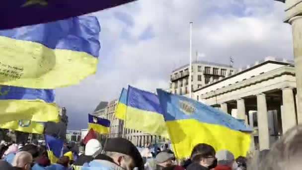 Duitsland Berlijn 2022 Mensen Protesteren Tegen Russische Invasie Van Oekraïne — Gratis stockvideo