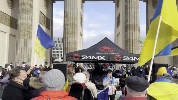 Tyskland Berlin 2022 Folk Protesterar Mot Rysslands Invasion Ukraina — Gratis stockvideo