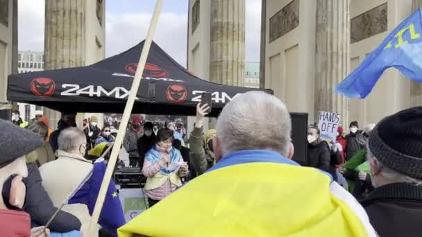 Almanya Berlin 2022 Rusya Nın Ukrayna Işgalini Protesto Eden Insanlar — Ücretsiz Stok Video