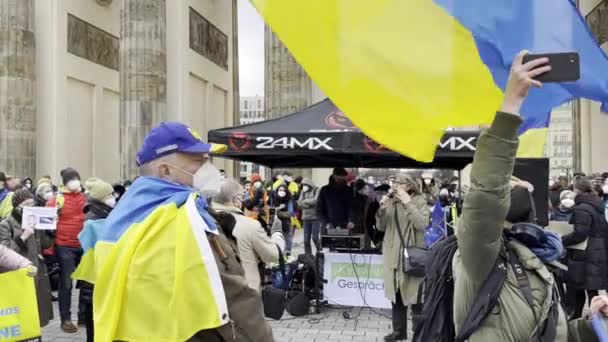 Niemcy Berlin 2022 Osoby Protestujące Przeciwko Inwazji Rosji Ukrainę — Darmowe wideo stockowe