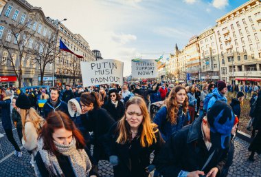 Çek Cumhuriyeti, Prag 27 / 02 / 2022: Rusya 'nın Ukrayna' yı işgalini protesto eden insanlar.