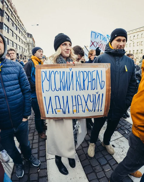 공화국 프라하 2022 러시아의 우크라이나 침공에 항의하는 사람들 — 무료 스톡 포토