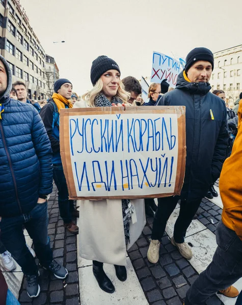 Tjeckien Prag 2022 Folk Protesterar Mot Den Ryska Invasionen Ukraina — Gratis stockfoto