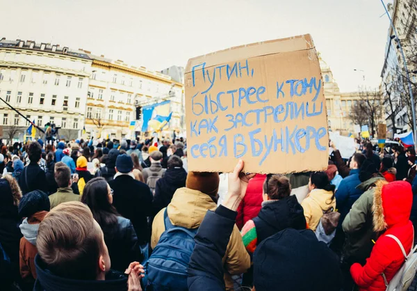 Czechy Praga 2022 Ludzie Protestujący Przeciwko Rosyjskiej Inwazji Ukrainę — Darmowe zdjęcie stockowe