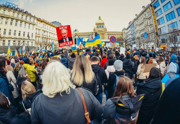 Tjeckien Prag 2022 Folk Protesterar Mot Den Ryska Invasionen Ukraina — Gratis stockfoto