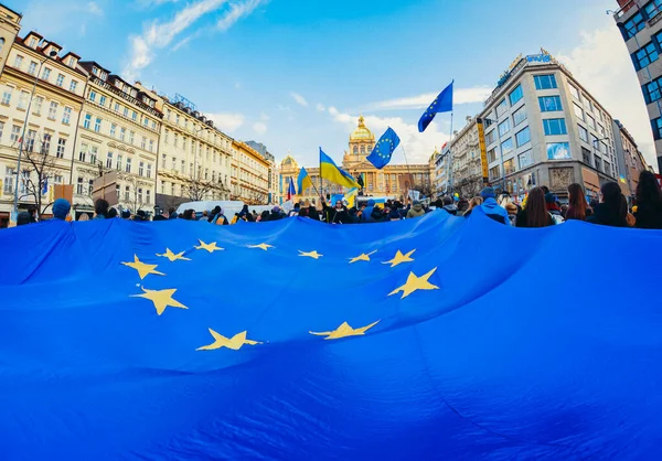 Csehország Prága 2022 Emberek Tiltakoznak Ukrajna Orosz Megszállása Ellen — ingyenes stock fotók