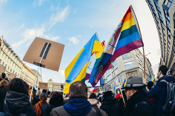 Tsjechië Praag 2022 Mensen Protesteren Tegen Russische Invasie Van Oekraïne — Gratis stockfoto