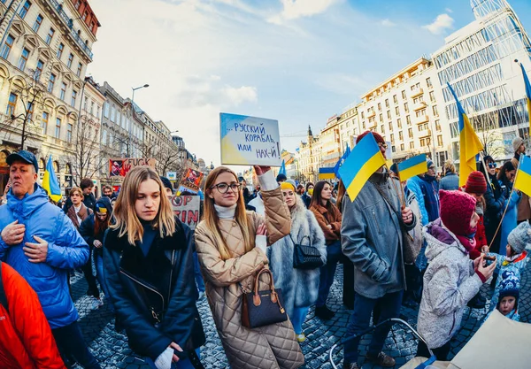 Czechy Praga 2022 Ludzie Protestujący Przeciwko Rosyjskiej Inwazji Ukrainę — Darmowe zdjęcie stockowe