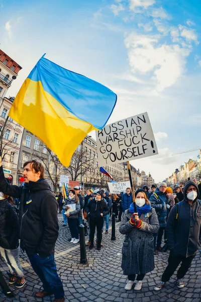 Tsjechië Praag 2022 Mensen Protesteren Tegen Russische Invasie Van Oekraïne — Gratis stockfoto