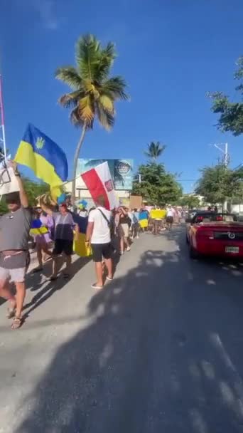 Окана Пунта Кана 2022 Люди Протестуют Против Вторжения России Украину — Бесплатное стоковое видео