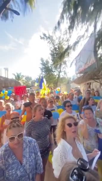 Dominikana Punta Cana 2022 Osoby Protestujące Przeciwko Inwazji Rosji Ukrainę — Darmowe wideo stockowe