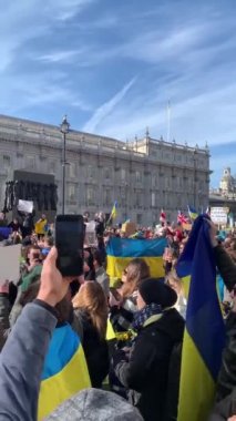 İngiltere, Londra 27 / 02 / 2022: Ukraynalılar ülkelerinin Rus işgalini protesto etmek için Londra 'da yaşıyorlar.