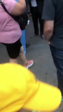 Arjantin, Buenos Aires, 27 Şubat 2022: Rusya 'nın Ukrayna' yı işgalini protesto eden insanlar.