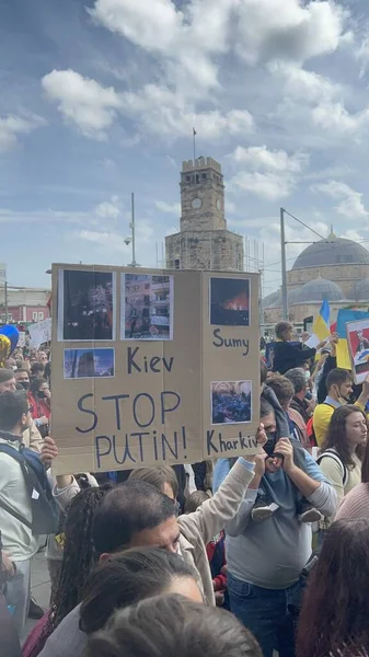 Türkei Antalya 2022 Menschen Mit Ukrainischen Antikriegsplakaten Nehmen Einem Protest — kostenloses Stockfoto