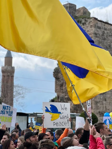 Türkei Antalya 2022 Menschen Mit Ukrainischen Antikriegsplakaten Nehmen Einem Protest — kostenloses Stockfoto