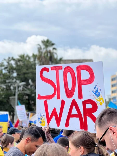 Turquia Antália 2022 Pessoas Com Cartazes Guerra Ucranianos Participam Protesto — Fotografia de Stock Grátis