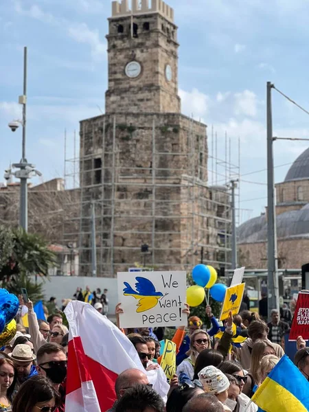 Turquie Antalya 2022 Des Personnes Avec Des Pancartes Guerre Ukrainiennes — Photo gratuite