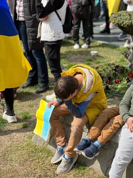 Türkei Antalya 2022 Menschen Mit Ukrainischen Antikriegsplakaten Nehmen Einem Protest — kostenloses Stockfoto