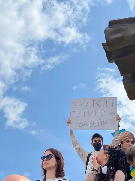 Türkei Antalya 2022 Menschen Mit Ukrainischen Antikriegsplakaten Nehmen Einem Protest — kostenloses Stockfoto