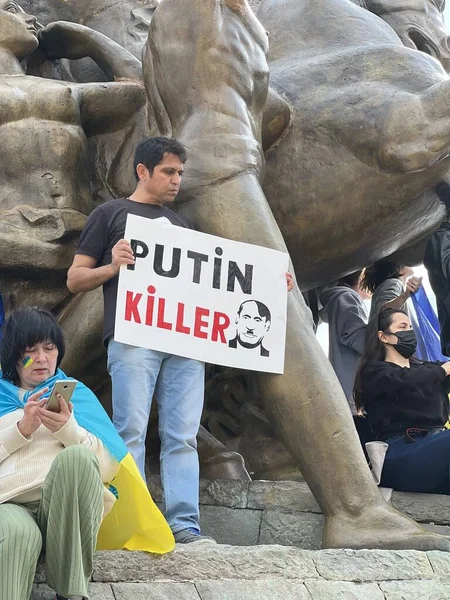 Турция Анталия 2022 Люди Украинскими Антивоенными Плакатами Участвуют Акции Протеста — Бесплатное стоковое фото