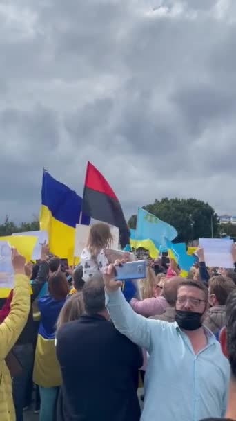 トルコ アンタルヤ 2022 ウクライナの抗戦争プラカードを持つ人々は ウクライナのロシアの侵略に対する抗議に参加します  — 無料ストック動画