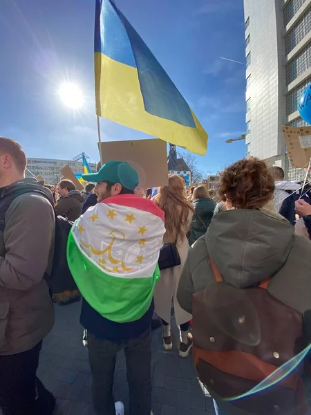 Nederland Den Haag Mensen Met Oekraïense Vlaggen Borden Nemen Deel — Gratis stockfoto