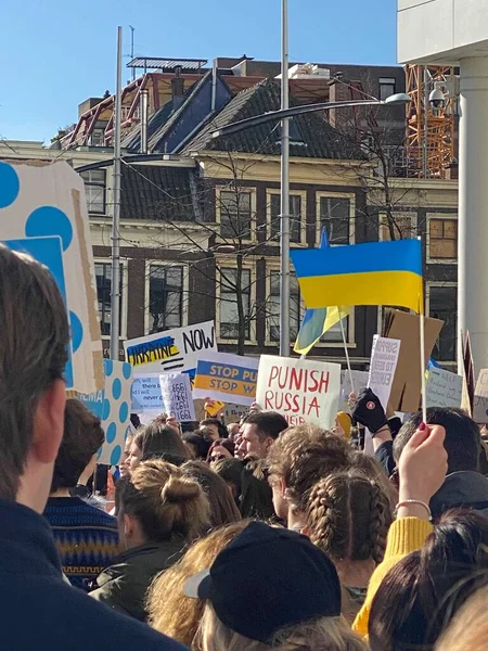 Nederländerna Haag Personer Med Ukrainska Flaggor Och Plakat Deltar Protest — Gratis stockfoto