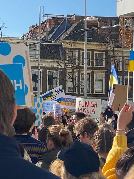 Nizozemsko Haag Lidé Ukrajinskými Vlajkami Plakáty Účastní Protestu Proti Válce — Stock fotografie zdarma