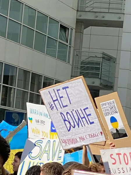 Netherlands Hague People Ukrainian Flags Placards Participate Protest War Ukraine — Free Stock Photo